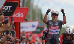 ¡Cero y van tres! Jasper Philipsen se quedó con la etapa 19 en La Vuelta 2025