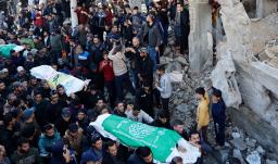 Los dolientes asisten al funeral de las víctimas mortales del ataque aéreo israelí en el campo de refugiados palestinos de Al-Shati, al oeste de la ciudad de Gaza.