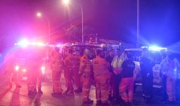 Los trabajadores sanitarios esperan en una calle tras un tiroteo en Bondi Beach, Sídney.