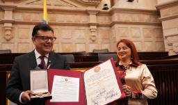 RTVC recibe condecoracion orden de la democracia Simon Bolivar.