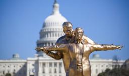Instalan estatua de Trump y Epstein en Washington