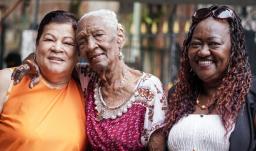 Día de la madre en Colombia: cuidar también es trabajo, un salario mínimo vital para ellas