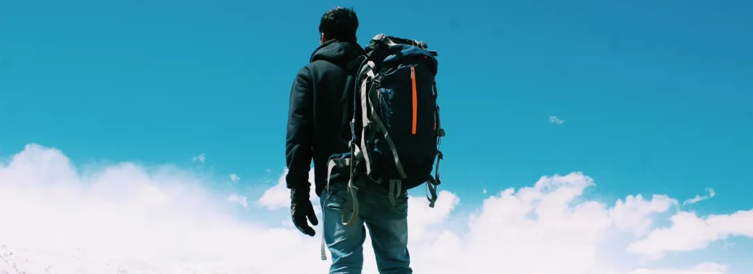 Hombre de espaldas contempla unas montañas. Ilustra entrevista a Planeta Juan.