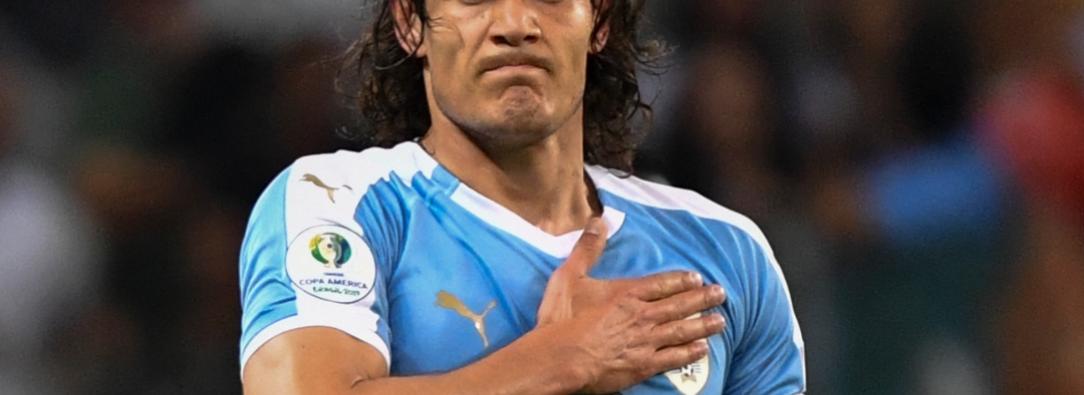 Edinson Cavani se despide de Uruguay. / Foto: AFP.