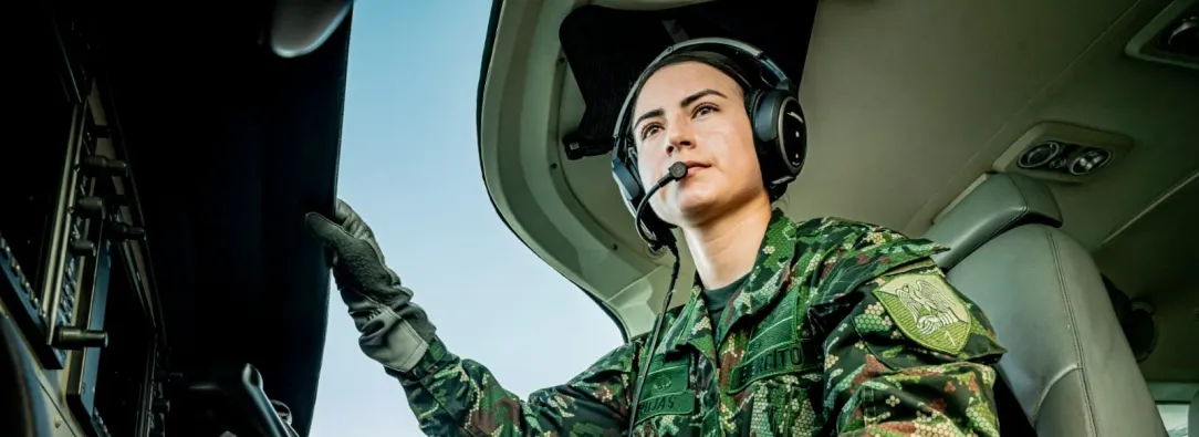 Mujer integrante de la Fuerza Aérea 