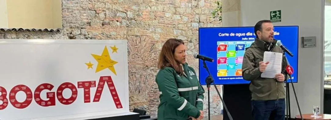 Carlos Fernando Galán y la gerente de EAAB, Natasha Avendaño