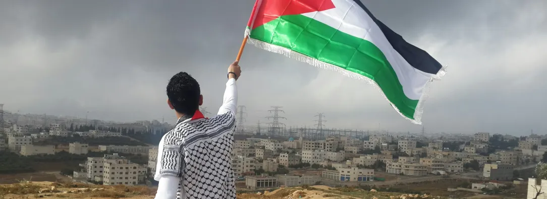 Joven ondea la bandera palestina. 