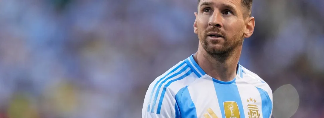 Lionel Messi pensativo con la selección de Argentina