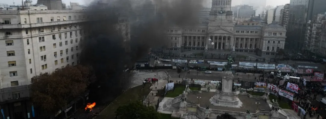 ¿Qué es la ley Bases, recién aprobada en el Senado argentino en medio de fuertes disturbios?