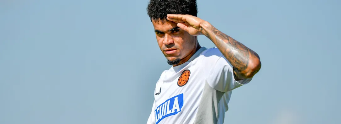 Luis Díaz saludando a la cámara en entrenamiento con la Selección.