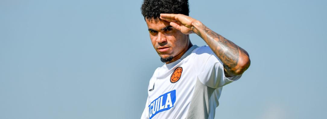 Luis Díaz saludando a la cámara en entrenamiento con la Selección.