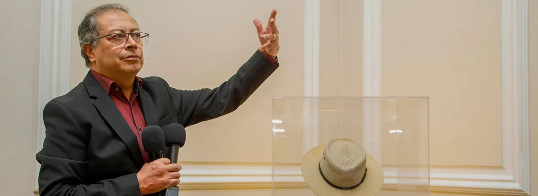 Presentación del sombrero de Carlos Pizarro por presidente Gustavo Petro en el Palacio de Justicia.
