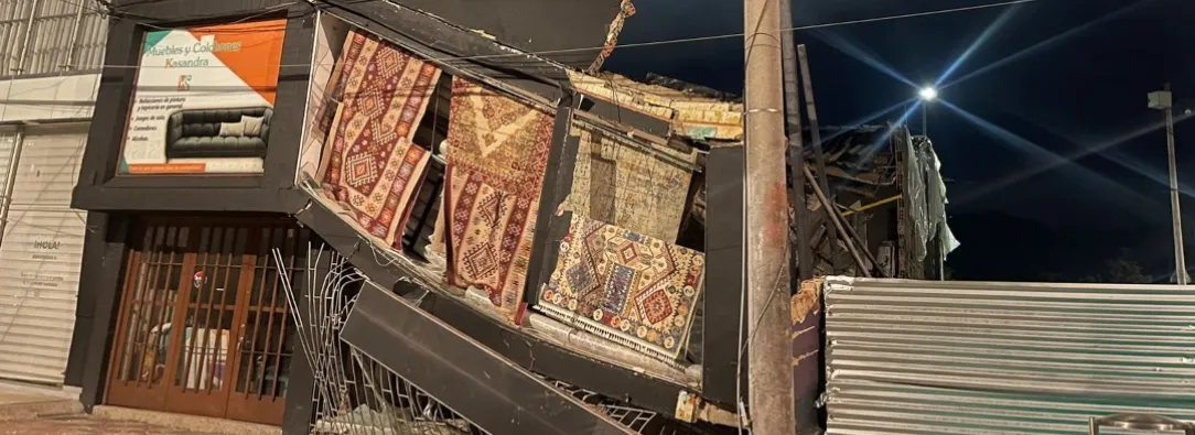 Colapsó fábrica de tapetes y locales comerciales en Bogotá. / Foto: IDIGER.