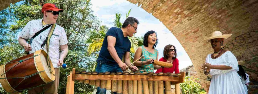 turistas interactuando en Colombia