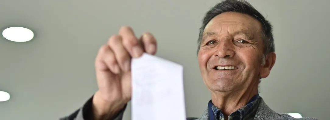 Adulto recibiendo su subsidio del programa Colombia Mayor