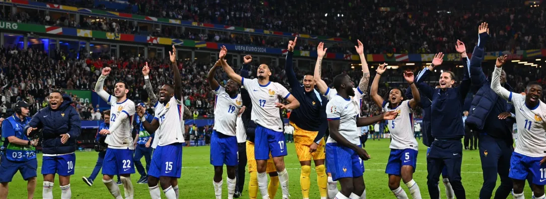 España y su formidable armada ofensiva desafían a la subcampeona mundial Francia, que todavía no consigue encontrar la fluidez en ataque, en el primer jugo de semifinal de la Eurocopa-2024 de fútbol, que se disputa este martes en Múnich a las 7:00 p.m. (2:00 p.m., hora de Colombia).  El contraste a lo largo de este torneo es evidente entre un equipo y otro. España ha destacado por su contundencia ofensiva, con 11 tantos en 5 partidos, mientras que Francia ha llegado a la penúltima ronda más bien por su soli