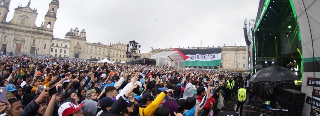 Cientos de personas asisten al Concierto de la Esperanza en la Plaza de Bolívar
