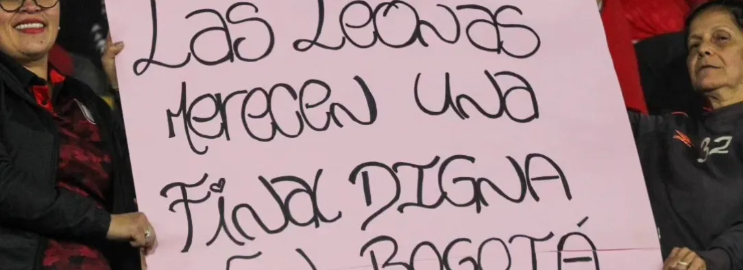 Hinchas protestan durante el primer partido de Santa Fe de la Liga BetPlay