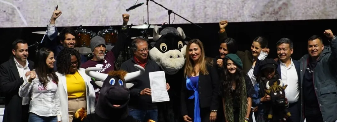 Sanción de ley que prohíbe las corridas de toros en Colombia. 