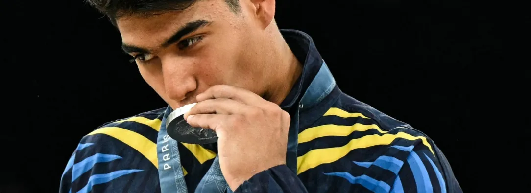 Ángel Barajas y el premio del ministerio del Deporte. / Foto: AFP.