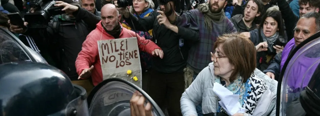 Polícia reprime manifestaciones de jubilados contra Javier Milei. Foto: AFP.