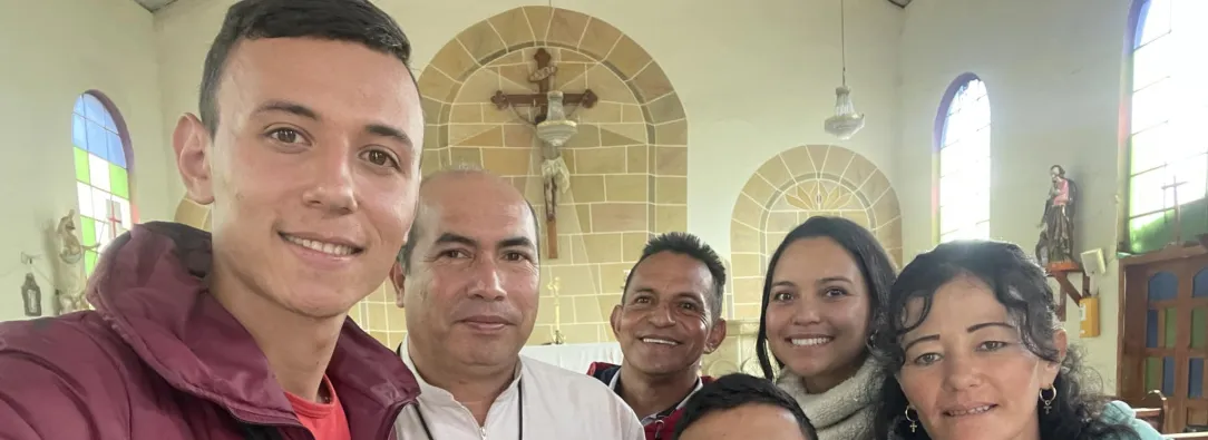 Los Patojos al interior de una iglesia de Santander.
