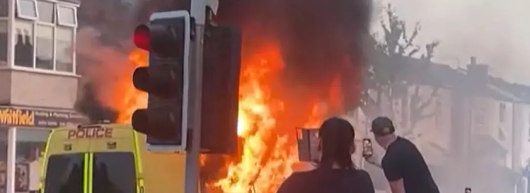 “El fascismo ingles se construye sobre el odio al diferente”: presidente Petro sobre disturbios en Reino Unido