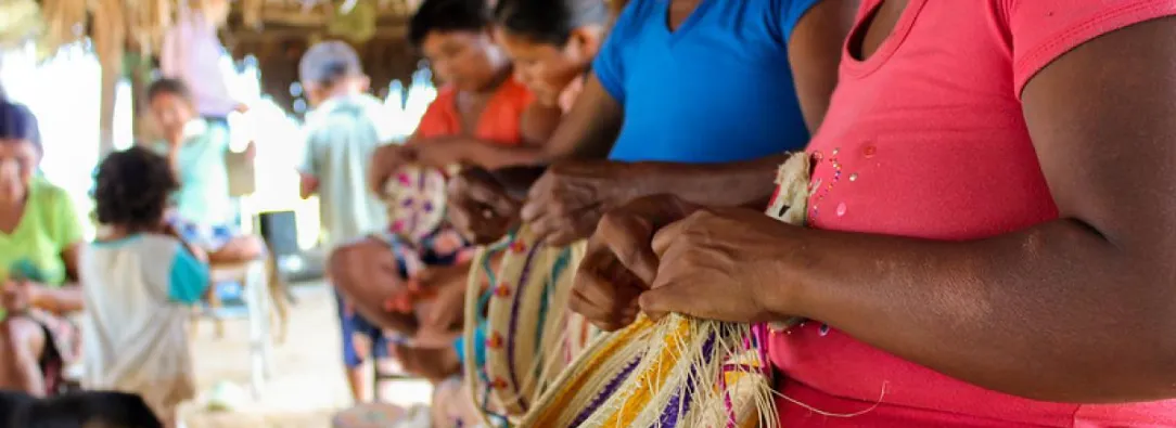 Mujeres tejedoras sikuani