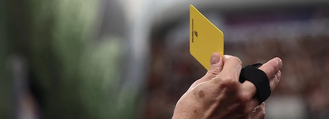 Qué son las tarjetas amarillas que se usarán en la Vuelta a España. / Foto: AFP.