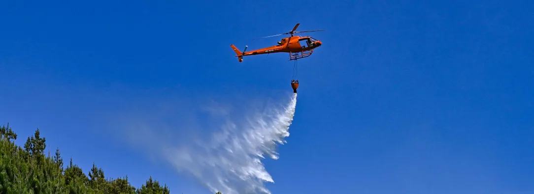 Intentos por controlar incendio forestal en Nemocón, Colombia.