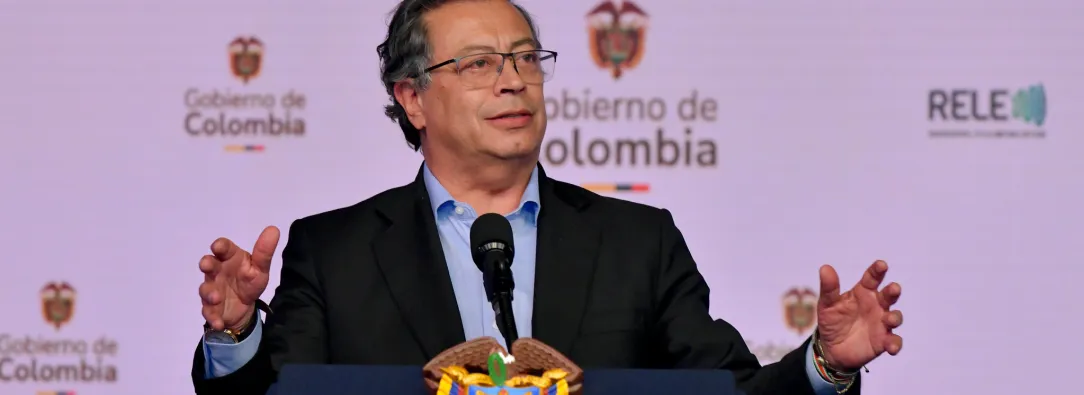 Presidente Petro durante la firma de la directiva sobre los deberes de funcionarios públicos, en el ejercicio de la libertad de expresión, y el respeto a la libertad de prensa.