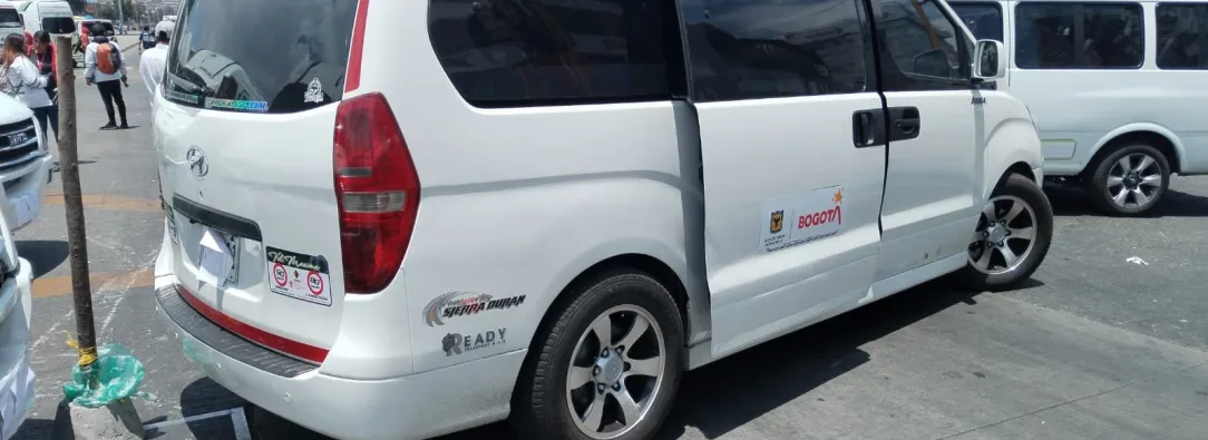 Vehículos con logos oficiales bloquean