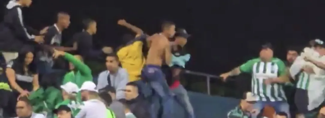 Violencia en el Atanasio Girardot: partido Nacional - Junior fue suspendido por enfrentamientos entre hinchas con cuchillos