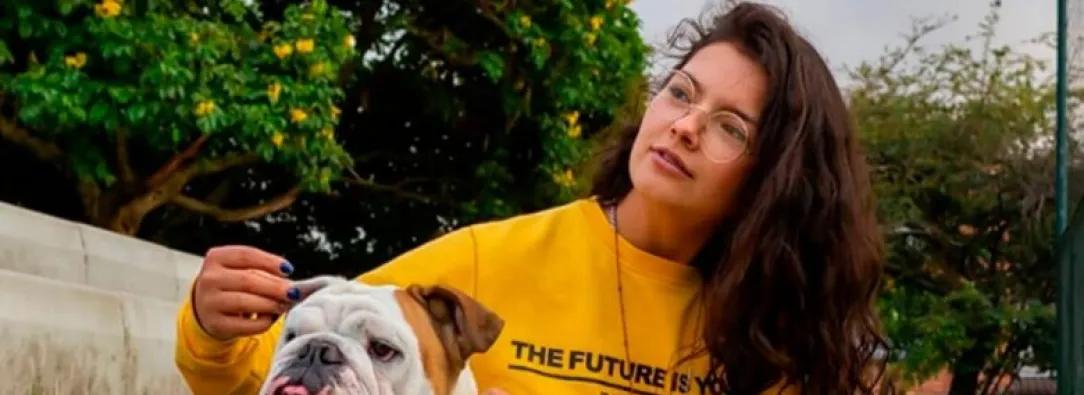 Bailarina Laura Daniela Villamil en fotografía con su perro.