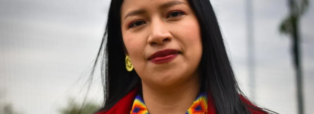 Avalancha de ataques racistas a periodista indígena de RTVC se intensifican tras falsa acusación por parte de un sector de la derecha