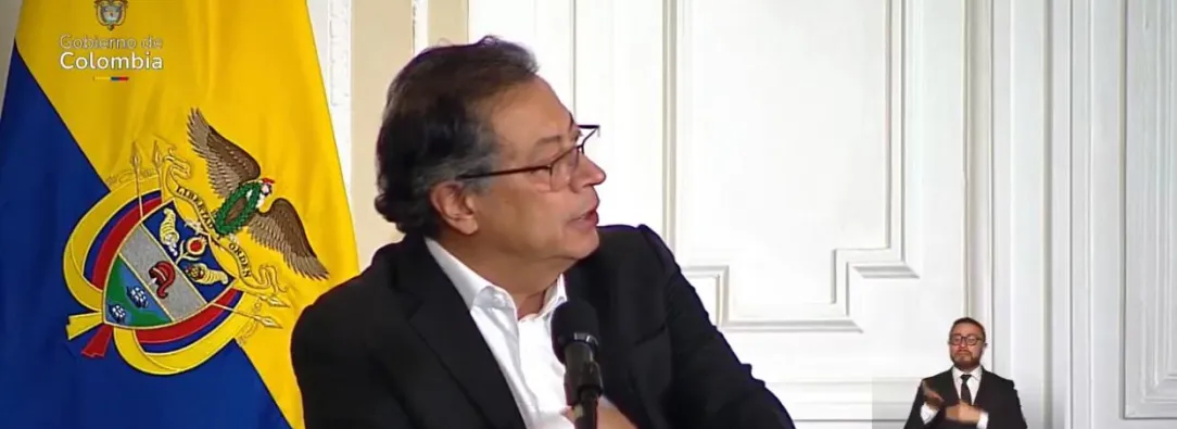 El mandatario describió el ataque como un acto que “cierra un proceso de paz con sangre”, evocando la trágica memoria del atentado en la Escuela General Francisco de Paula Santander en enero de 2019, que causó la muerte de 22 personas y llevó al presidente de entonces, Iván Duque, a cancelar las conversaciones de paz con la guerrilla.  El atentado de hoy ha sido un golpe devastador para las fuerzas de seguridad y un recordatorio sombrío de las dificultades persistentes en el camino hacia la paz en Colombia.