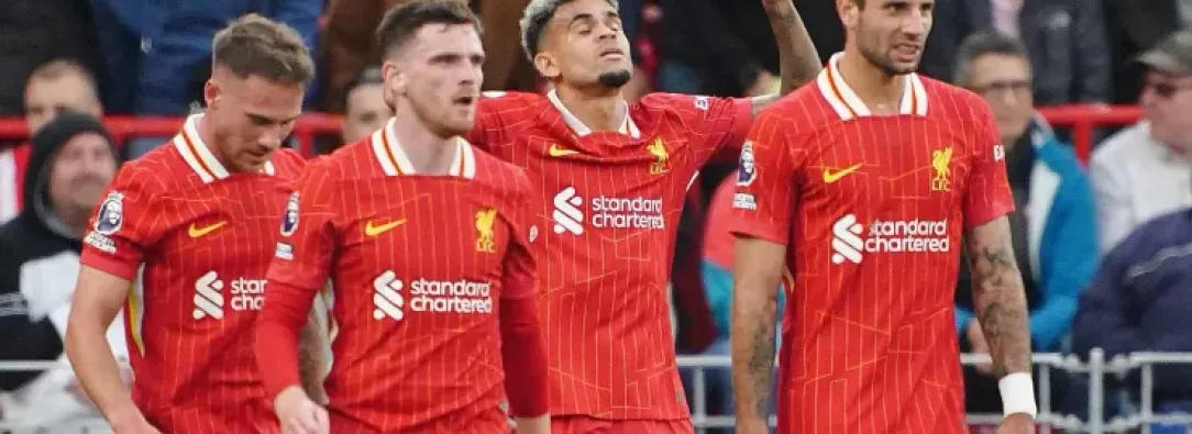 Luis Díaz, junto a su equipo Liverpool en partido por UEFA Champions League.