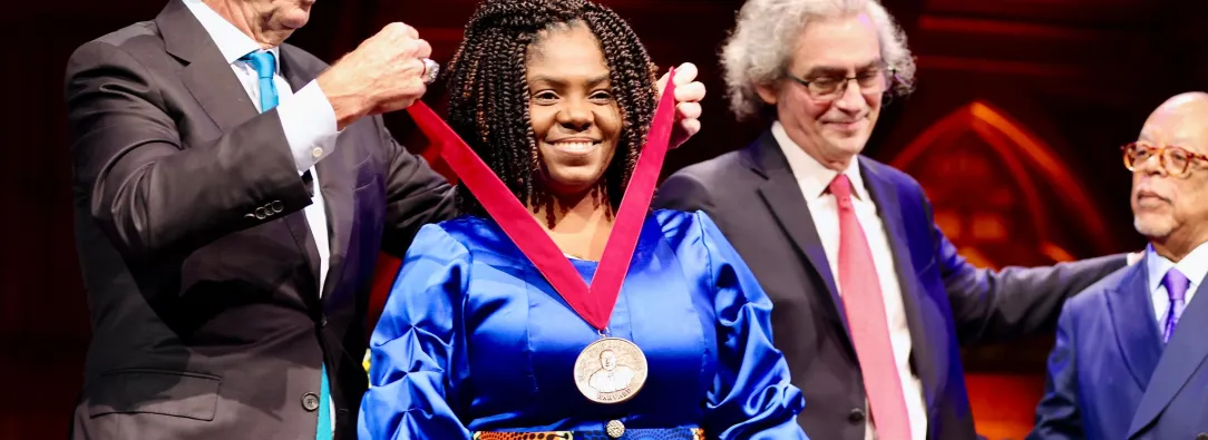 Vicepresidenta Francia Márquez recibe la medalla ‘W.E.B. Du Bois’ en Harvard: un reconocimiento a la lucha afro en Colombia
