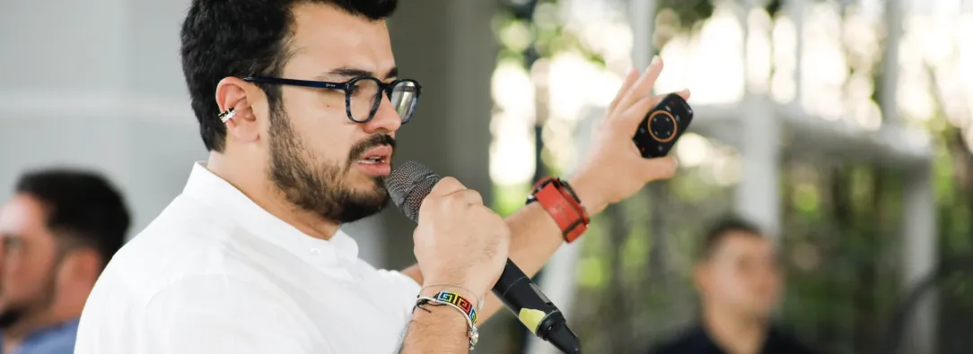 Turba ataca al SuperSalud acusándolo de obligar a niños a la transición de género