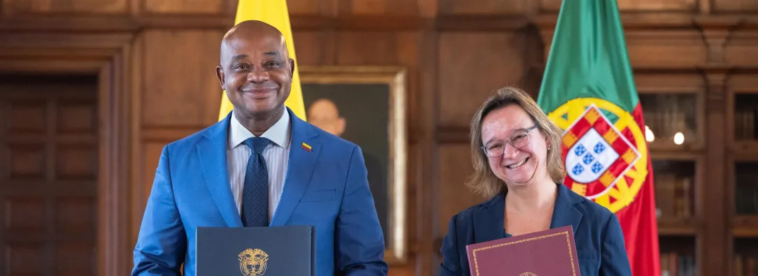 Canciller de Colombia, Luis Guillermo Murillo, junto a embajadora de Portugal en Colombia, Catarina De Mendoza y Arruda Oliveira Rodrigues, durante firma del acuerdo.