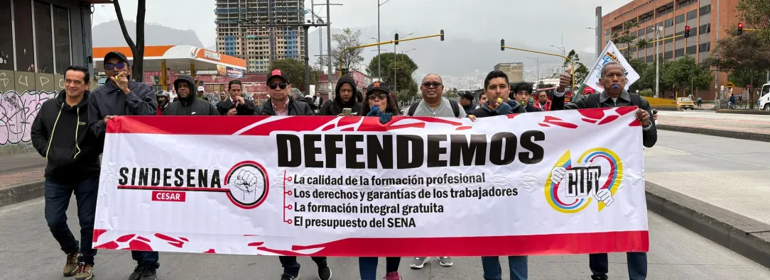 Trabajadores y aprendices del SENA bloquean la Calle 13