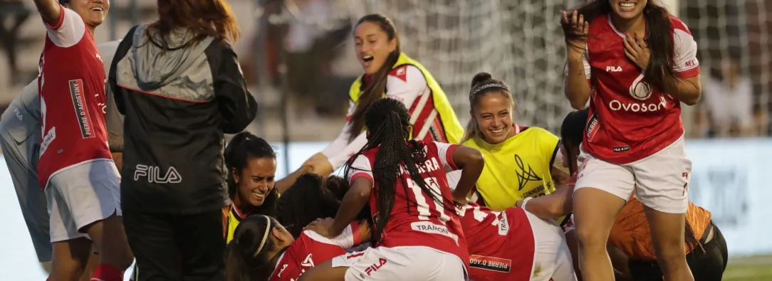 Escuadra de Santa Fe Femenino celebrando su paso a la final de la Copa Libertadores. 