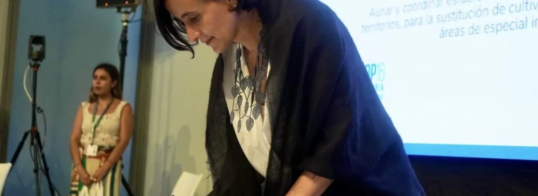 Ministra de Medio Ambiente, Susana Muhamad, firmando el convenio de transformación.