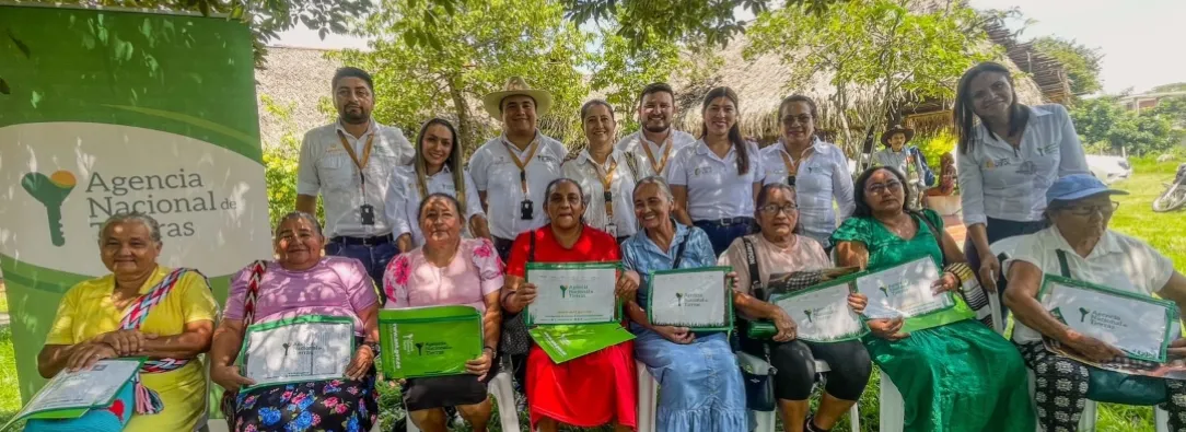 Entrega de tierras a mujeres en el día internacional de la mujer rural. / Foto: ANT.