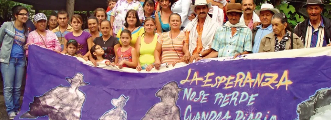 Población de la vereda La Esperanza pidiendo justicia por lo sucedido en 1996.
