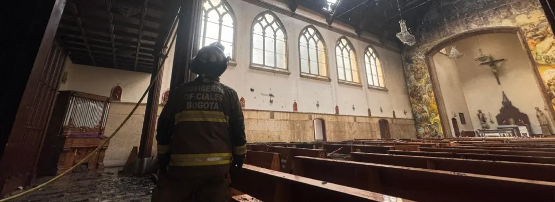 Incendio en capilla de la Universidad Católica. / Foto: X Bomberos Oficial Bogotá.