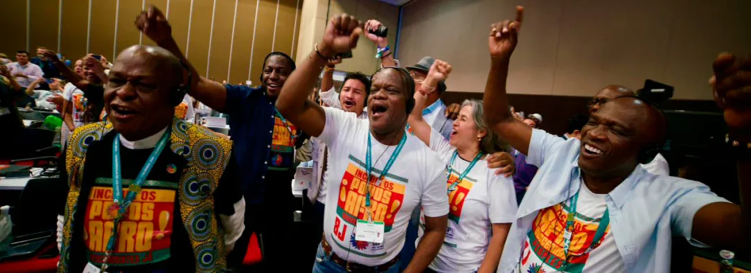 Afros e indígenas festejando