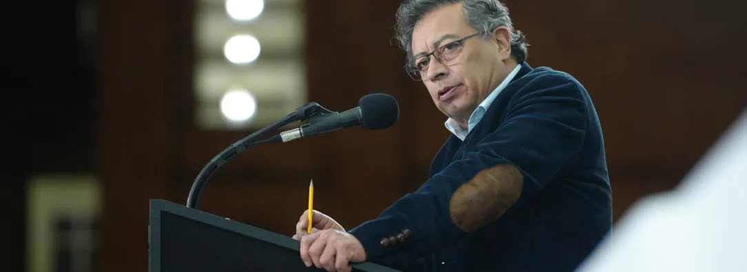 Gustavo Petro festejando el sector cafetero y criticando la venta de Isagen
