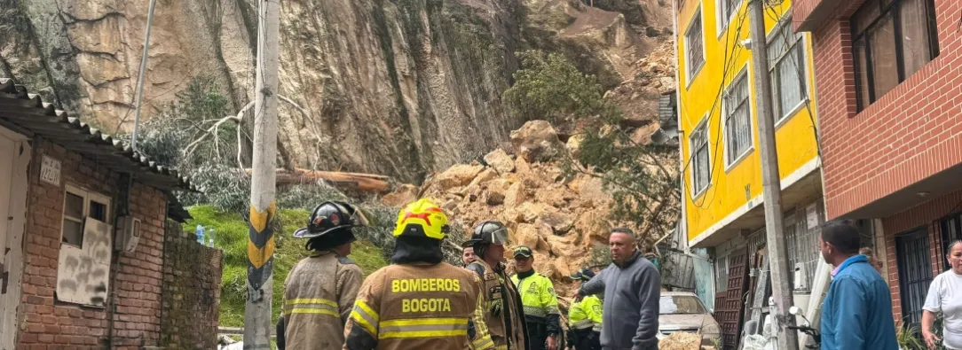 Derrumbe de tierra en Bogotá. / Foto: Bomberos Bogotá.