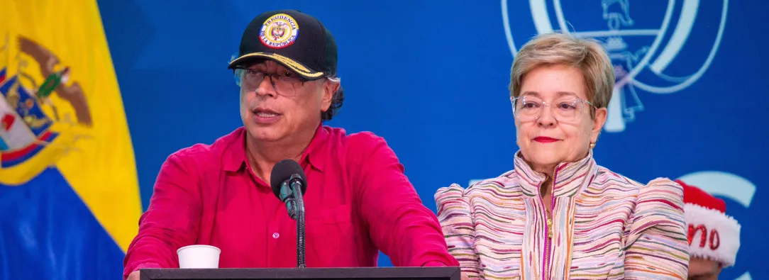 Petro firma decreto del salario mínimo 2025 en emotivo evento en el barrio Bolívar 83